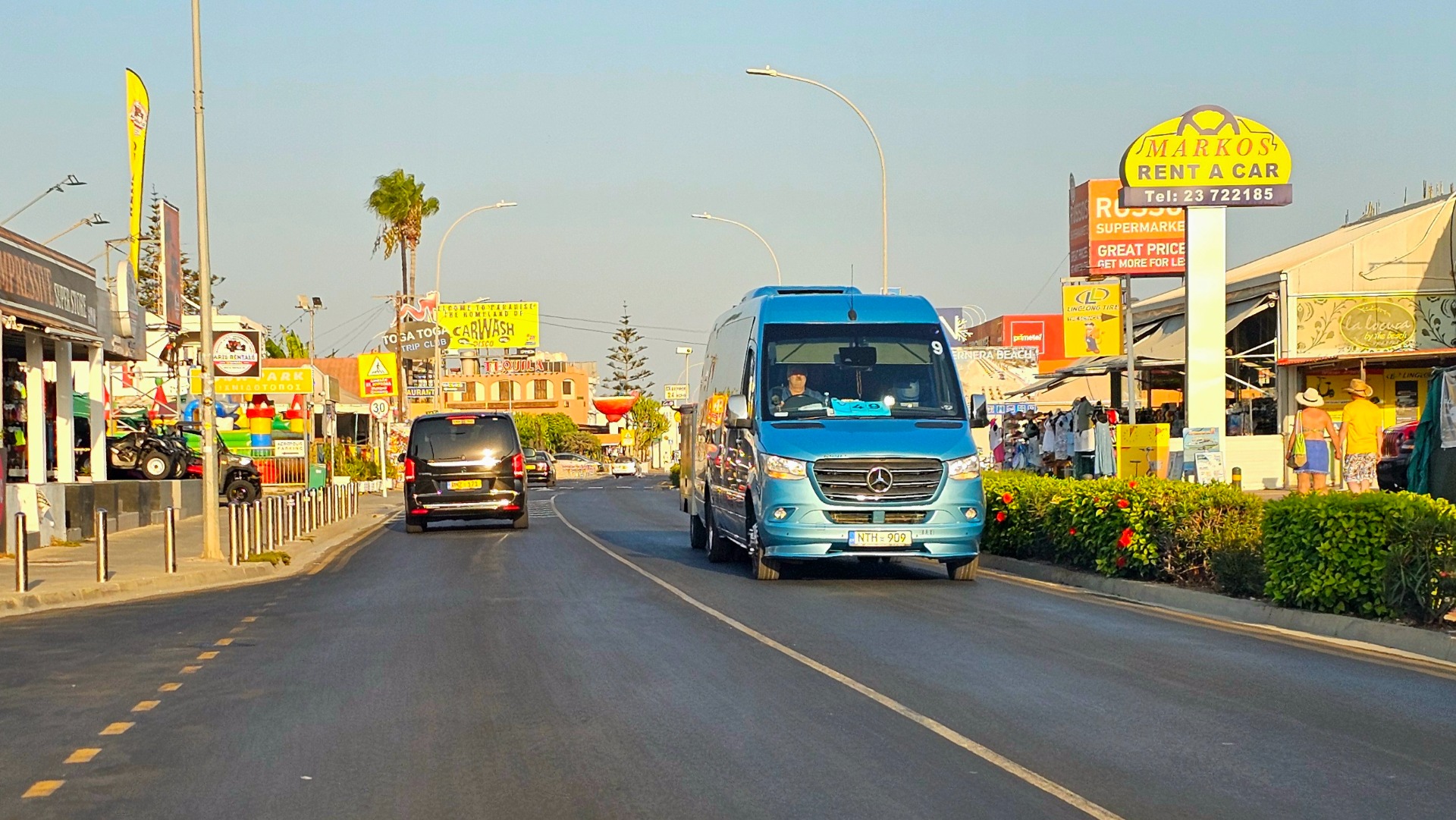 Kypr, silnice v letovisku Aiya Napa