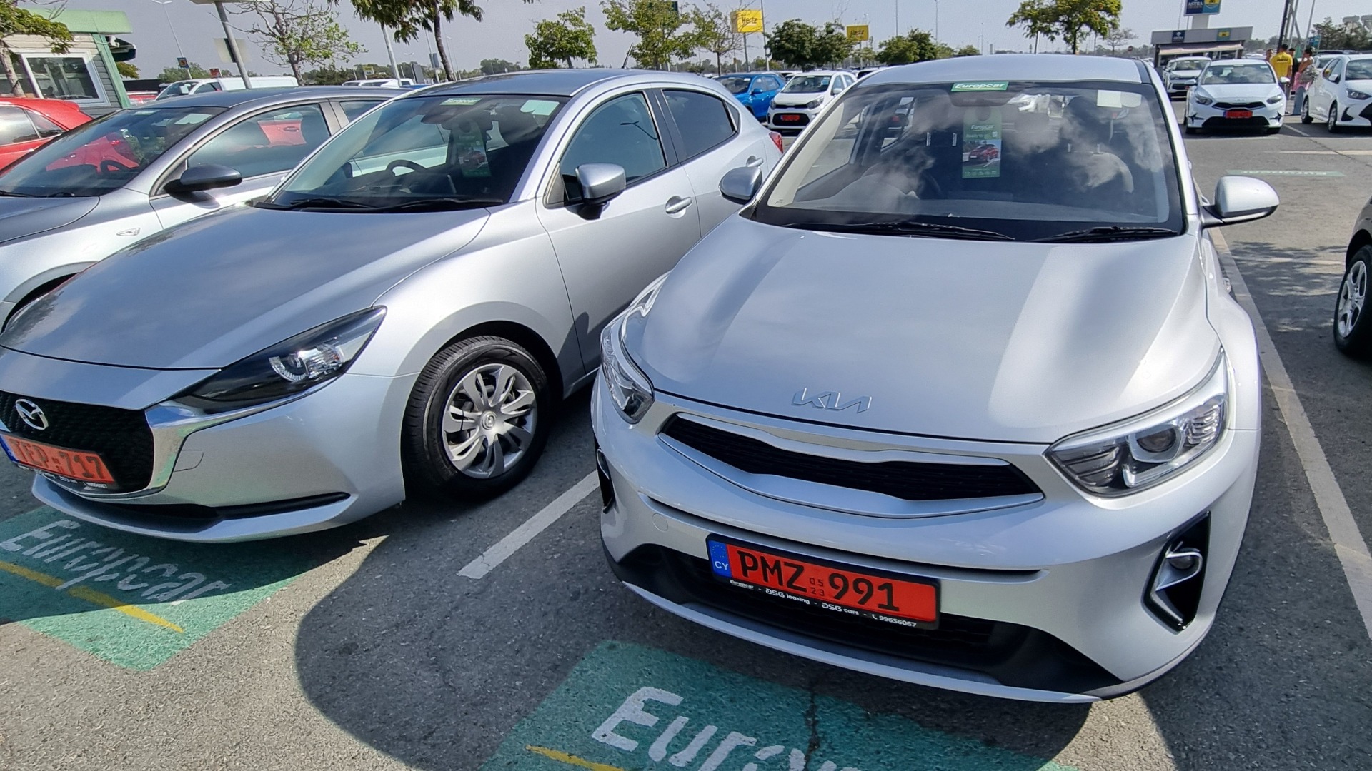 Kypr, auta z půjčoven mají červené poznávací značky