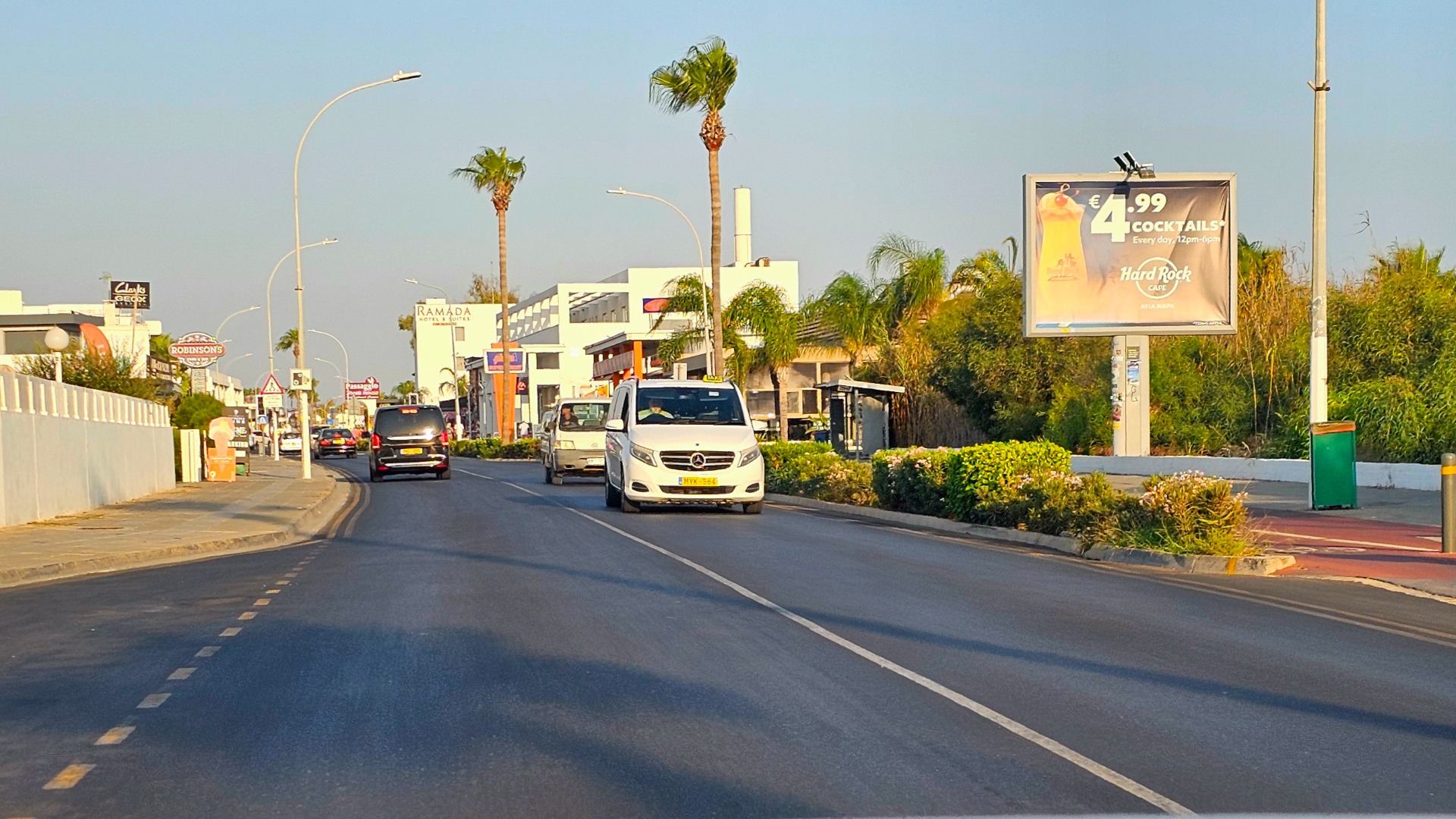 Kypr, silnice v letovisku Aiya Napa