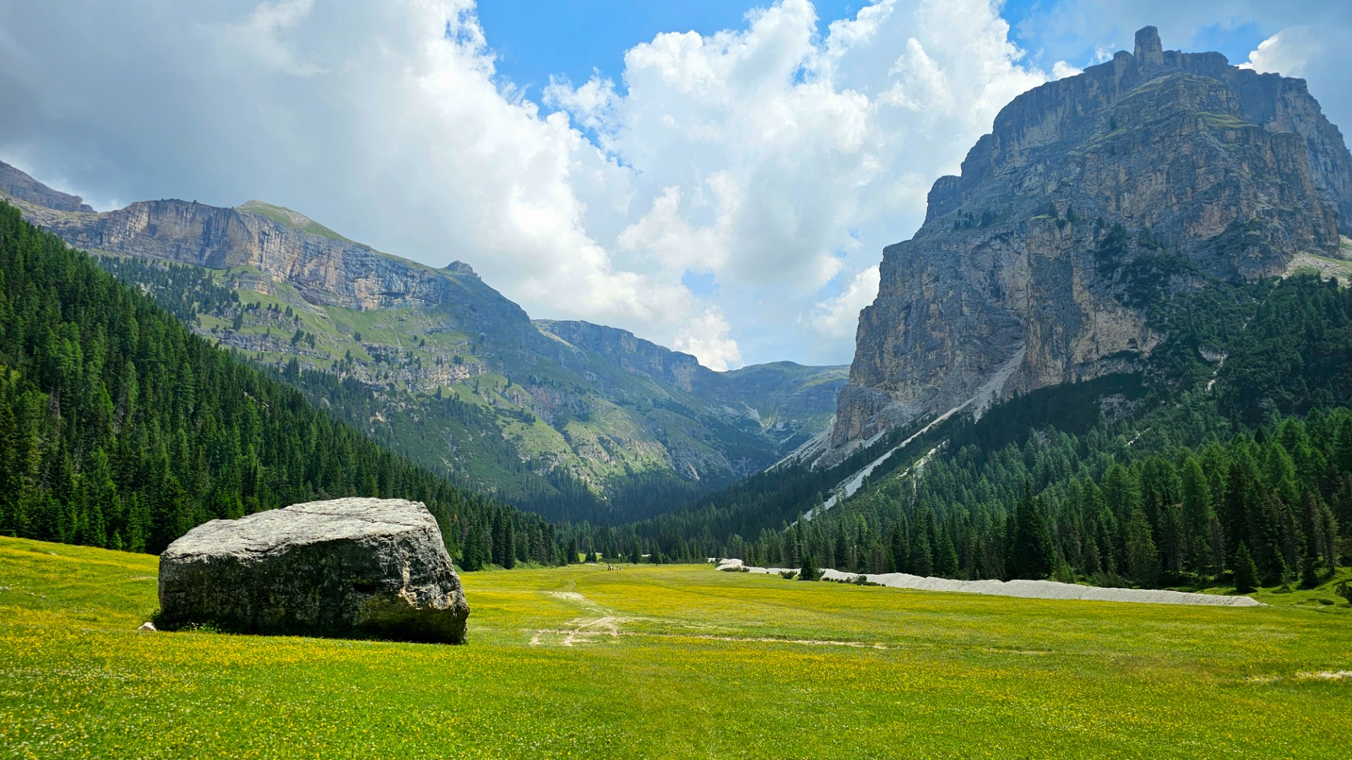 Dolomity, údolí Vallunga, pastvina Sas de Pra da Ri