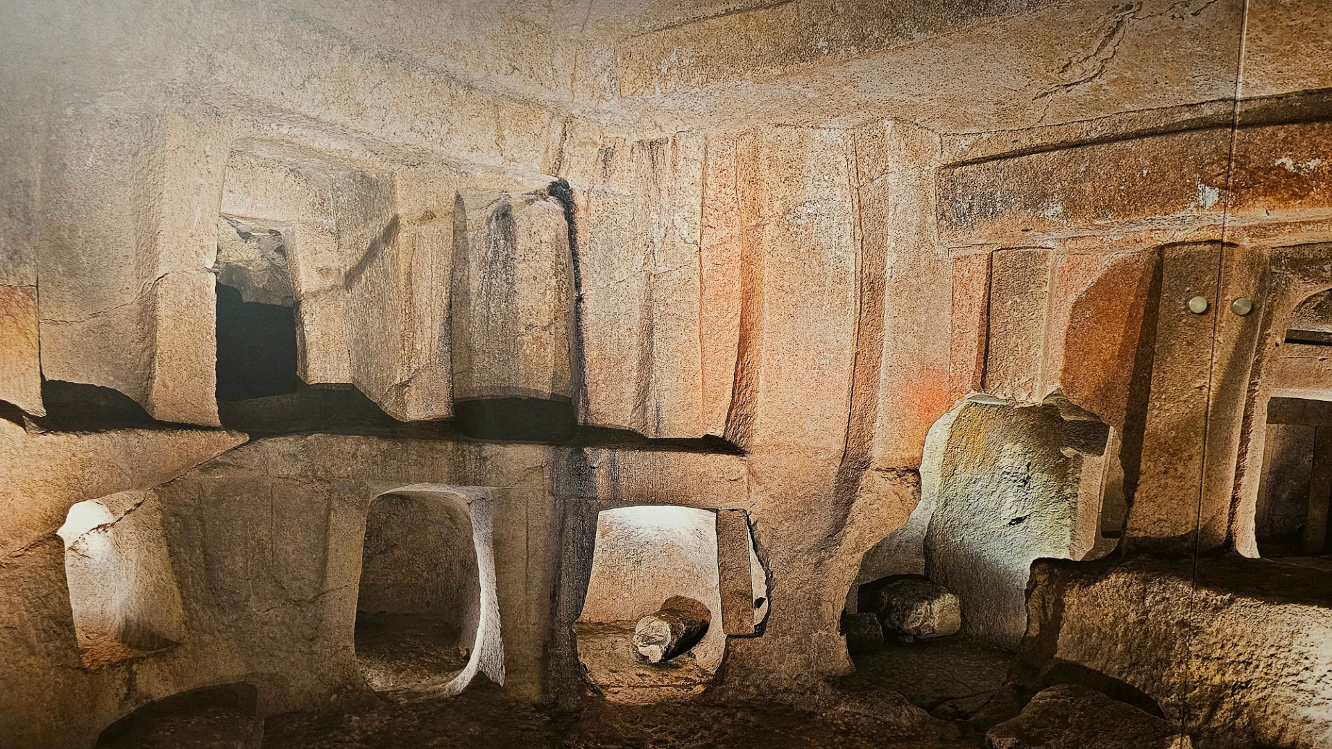 Malta, Hypogeum Ħal Saflieni, fotografie v Národním archeologickém muzeu